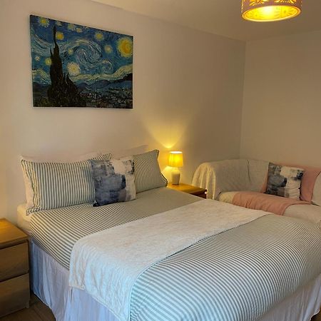 2 Bed, 2 Bath Apartment In Guildford Town Centre With Parking! Eksteriør bilde