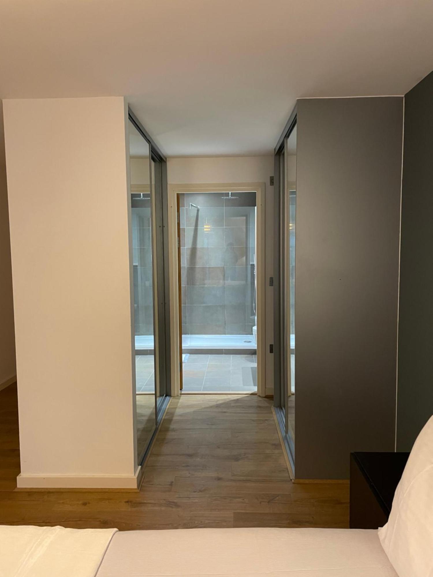 2 Bed, 2 Bath Apartment In Guildford Town Centre With Parking! Eksteriør bilde