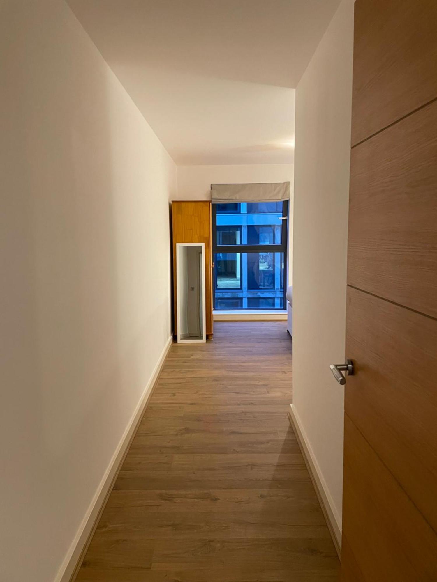 2 Bed, 2 Bath Apartment In Guildford Town Centre With Parking! Eksteriør bilde