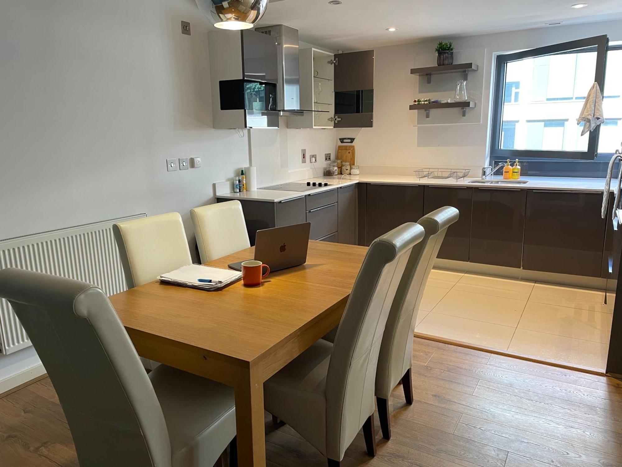 2 Bed, 2 Bath Apartment In Guildford Town Centre With Parking! Eksteriør bilde