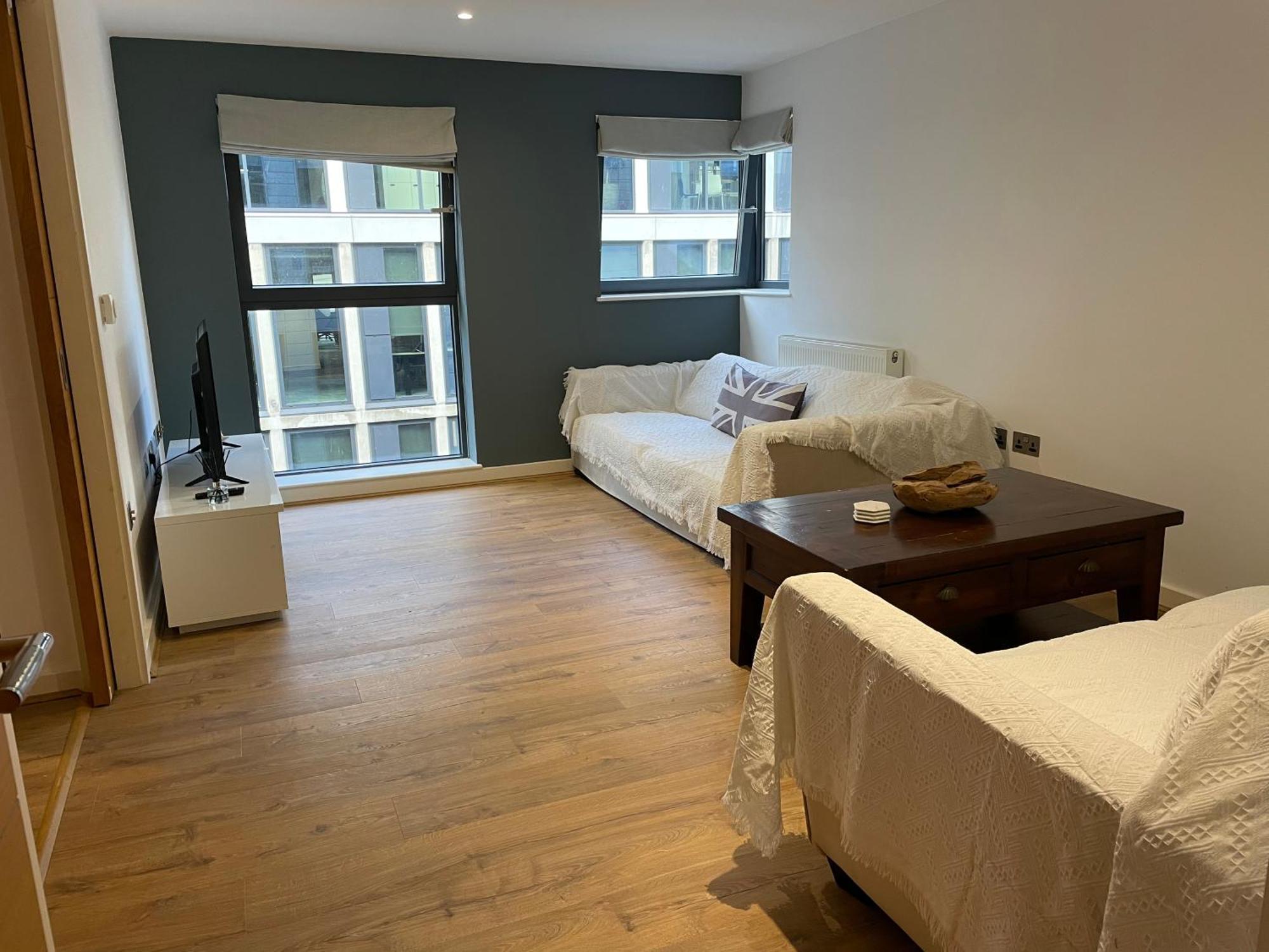 2 Bed, 2 Bath Apartment In Guildford Town Centre With Parking! Eksteriør bilde