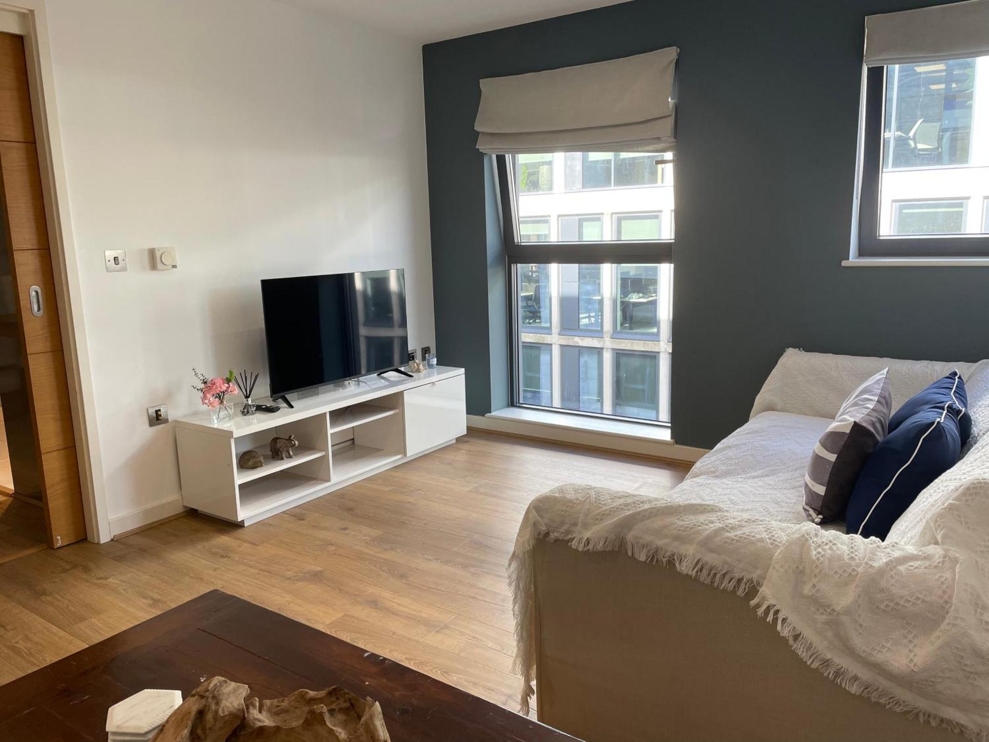 2 Bed, 2 Bath Apartment In Guildford Town Centre With Parking! Eksteriør bilde