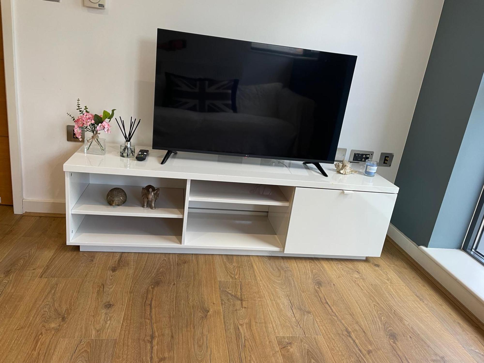 2 Bed, 2 Bath Apartment In Guildford Town Centre With Parking! Eksteriør bilde