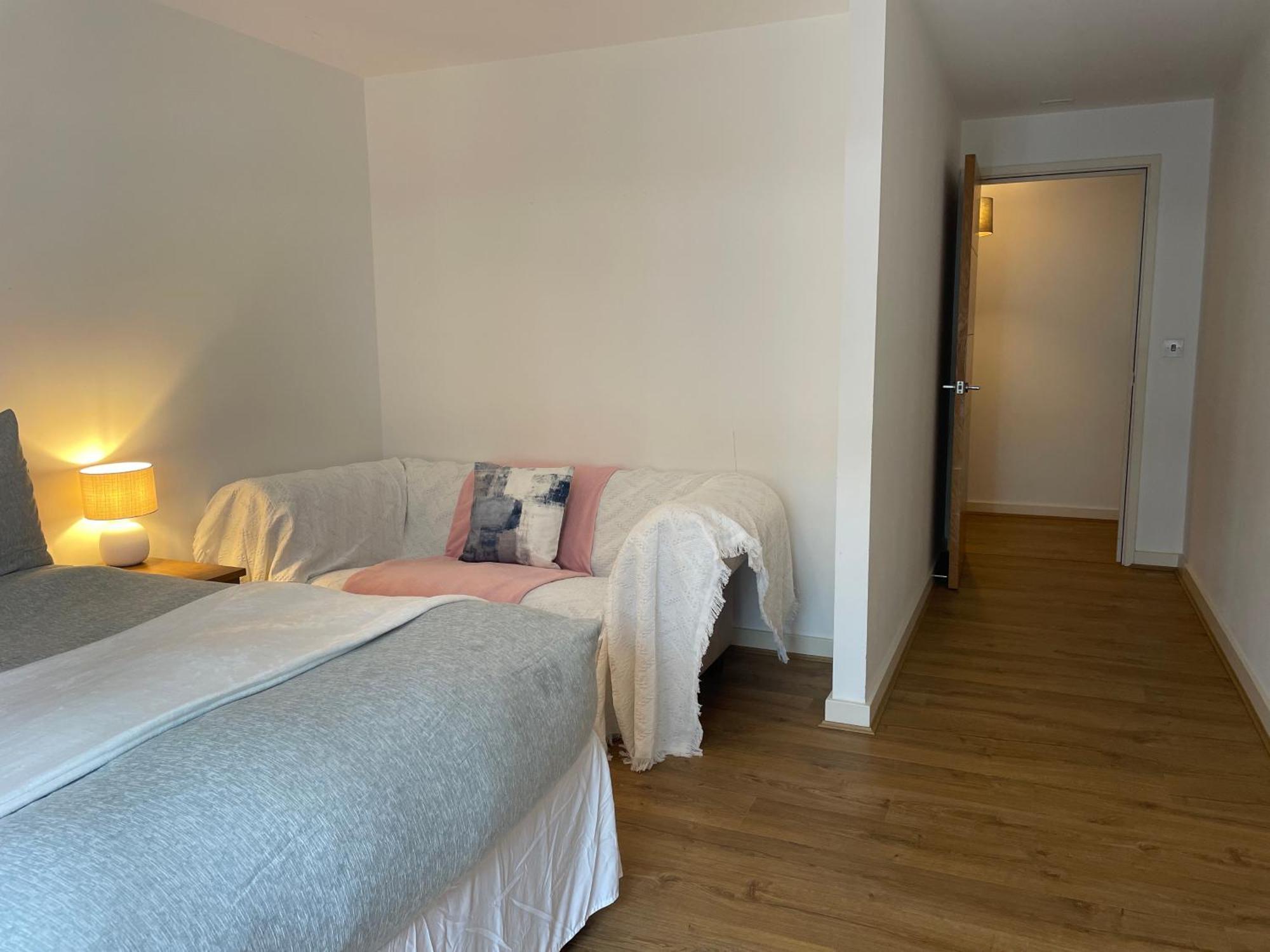 2 Bed, 2 Bath Apartment In Guildford Town Centre With Parking! Eksteriør bilde