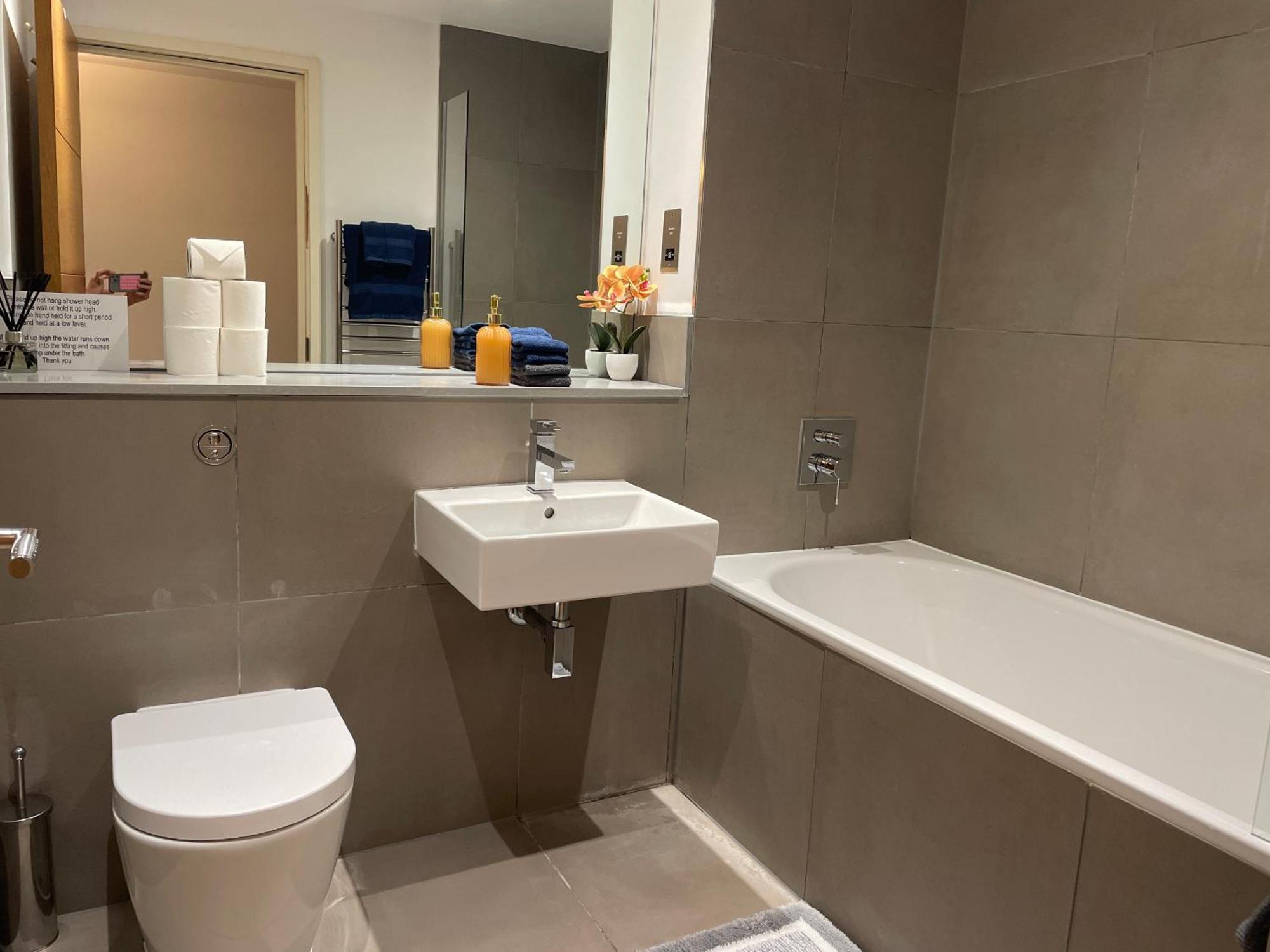 2 Bed, 2 Bath Apartment In Guildford Town Centre With Parking! Eksteriør bilde
