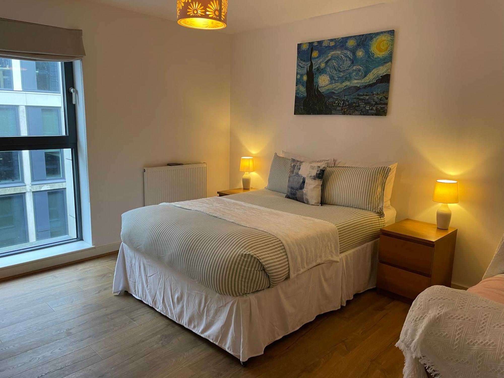 2 Bed, 2 Bath Apartment In Guildford Town Centre With Parking! Eksteriør bilde